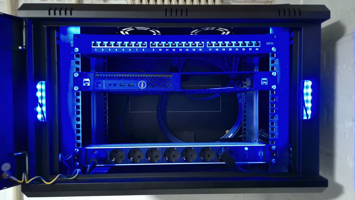 Rackbeugel ingebouwd in een 9U-serverkast met twee mini-pc’s