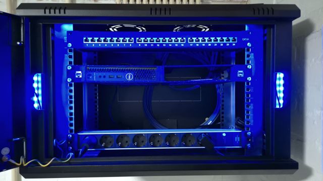 De complete serverkast met de rackbeugel