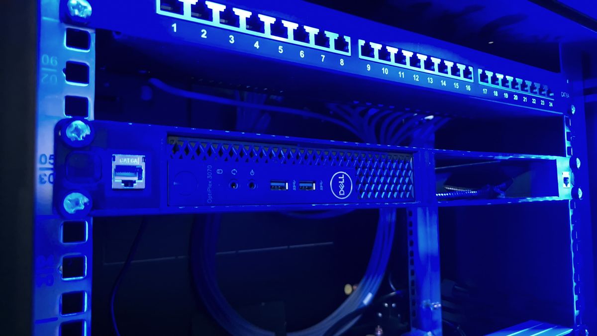 De geprinte rackbeugel ingebouwd in een serverkast, met twee Dell OptiPlex mini-pc’s