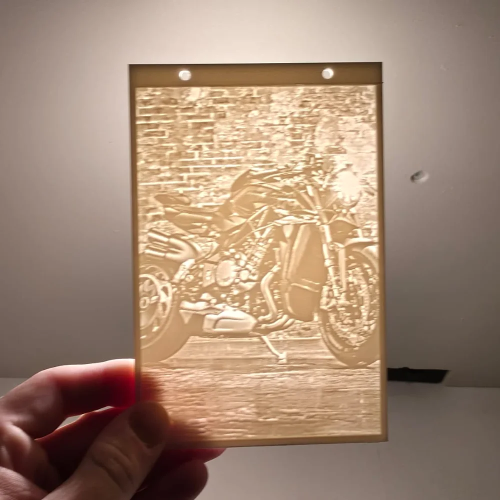 Voorbeeld van een lithofanie met licht erachter