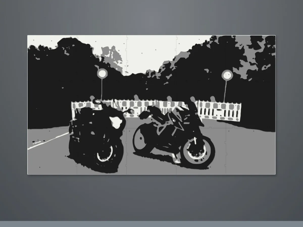 Wanddecoratie van twee motoren voor een afgesloten weg, in zwart, grijs en wit